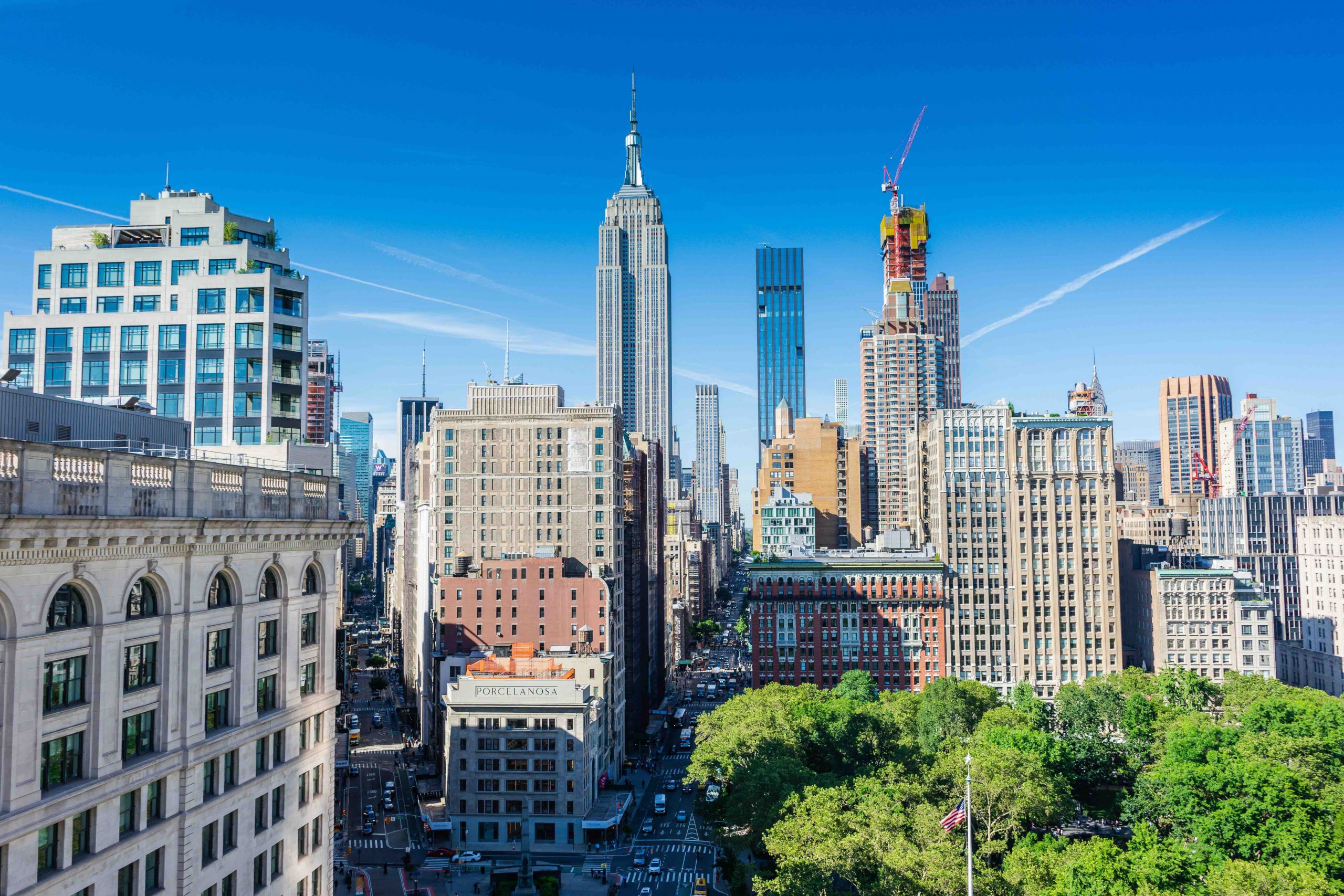 尽管在过去 3 年里经历了 4 次重大金融衰退，但纽约曼哈顿的房地产价值总是快速恢复。