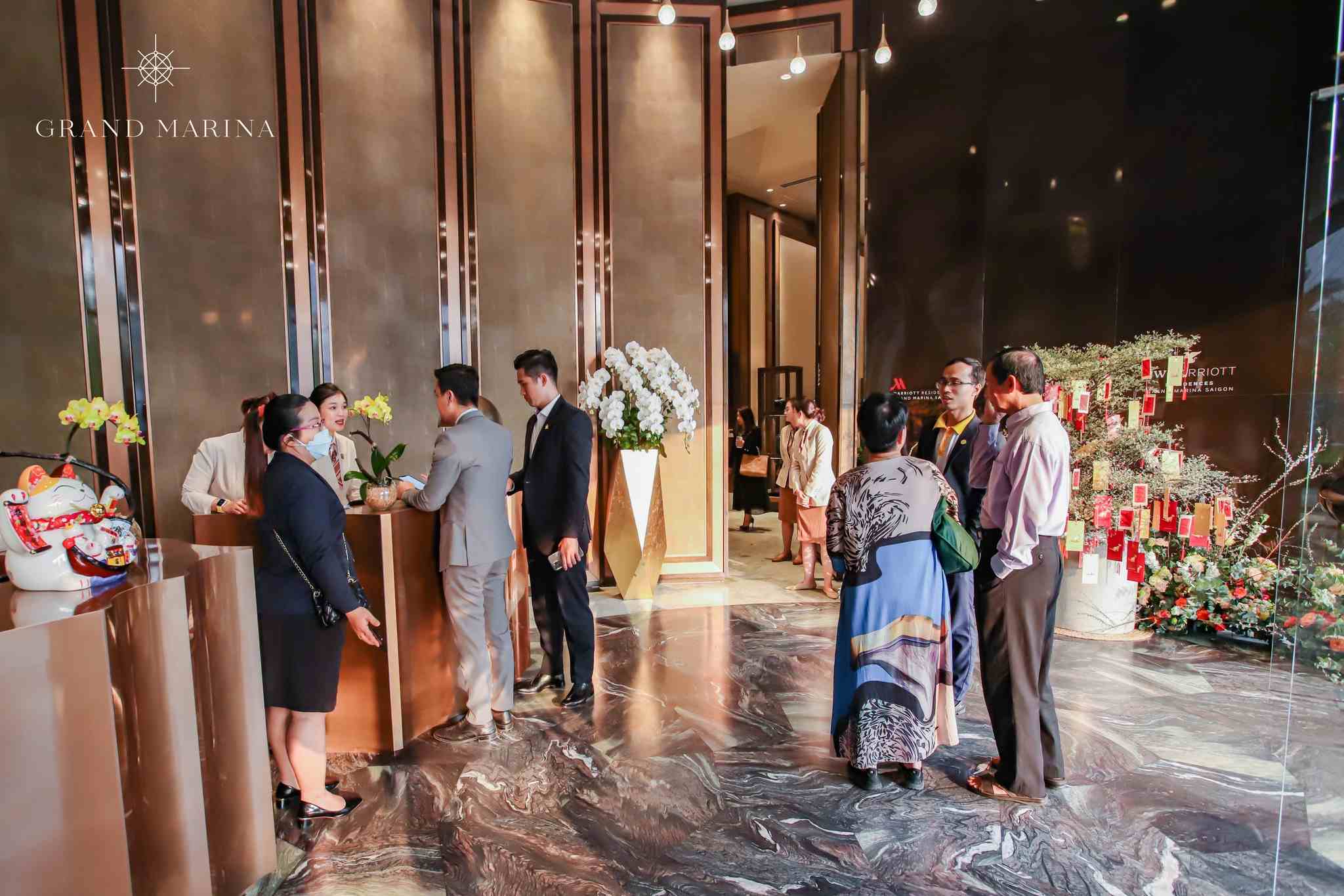 Customers are eager to reap good fortune in the Grand Marina Gallery brand space