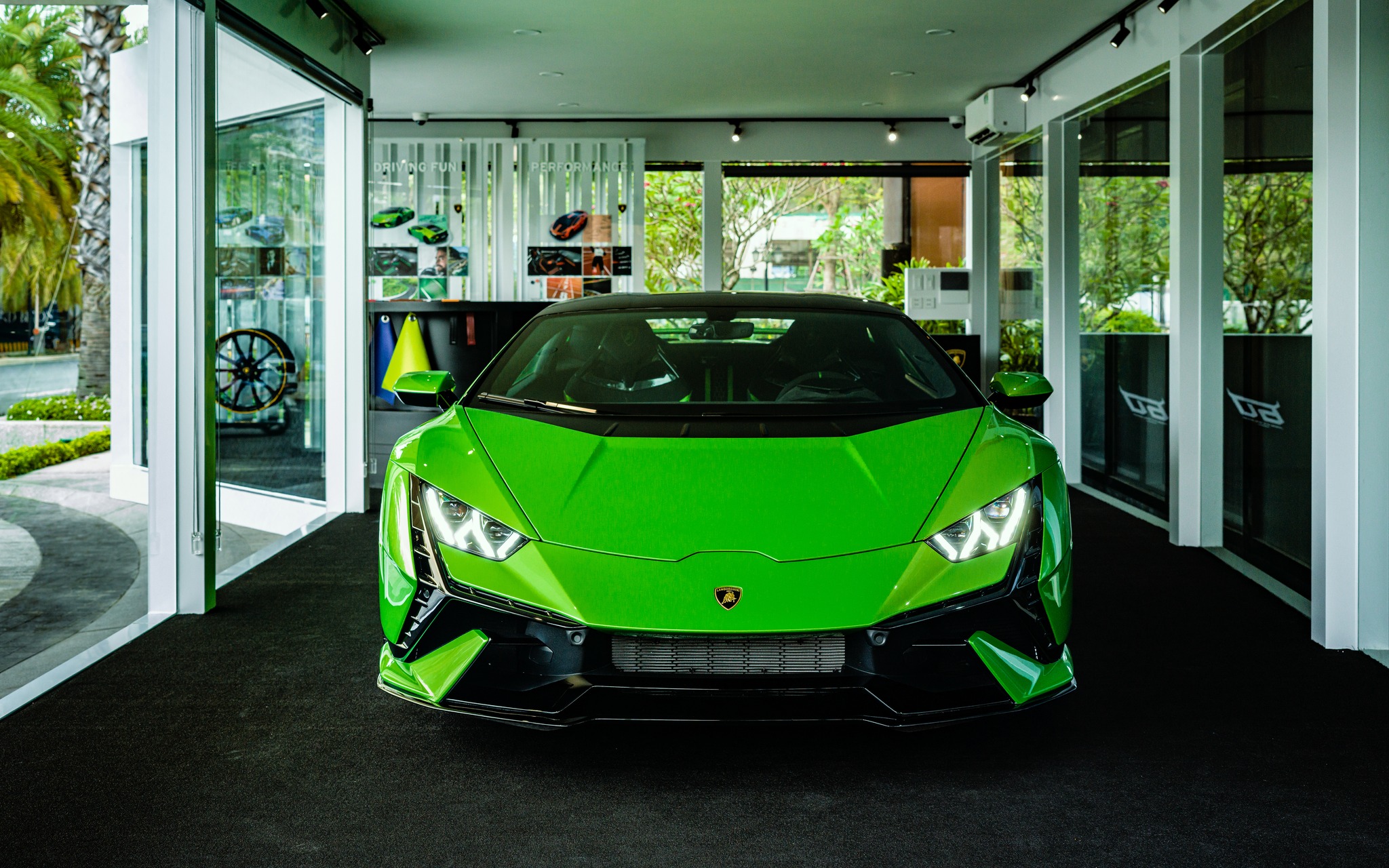 在 Grand Marina, Gallery 欣赏品牌和超级跑车 Lamborghini Huracan Tecnica 的二重奏